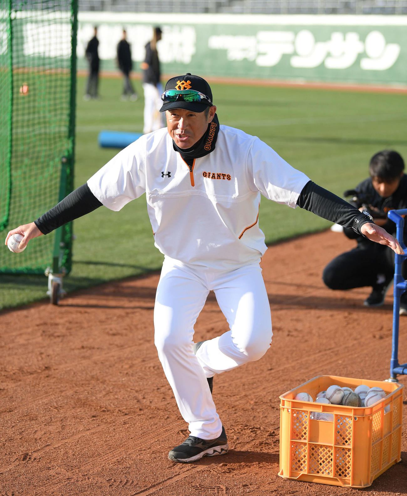 巨人石井琢朗野手総合コーチは、早朝練習で内野手の捕球動作を確認。片足立ちから始動する動作を指導中、「平間！それじゃ命だよ」とジェスチャーを交えて笑いを誘った（撮影・加藤諒）