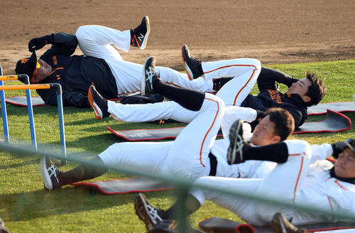 選手とともにトレーニングする巨人阿部慎之助2軍監督（撮影・たえ見朱実）
