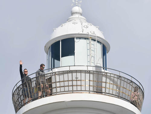 休日に残波灯台を観光しリフレッシュする阪神・ジェリー・サンズ（左）とジョー・ガンケル（撮影・上田博志）