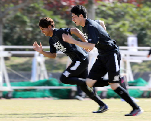 並んで走り込むロッテ佐々木千（左）と佐々木朗（撮影・垰建太）