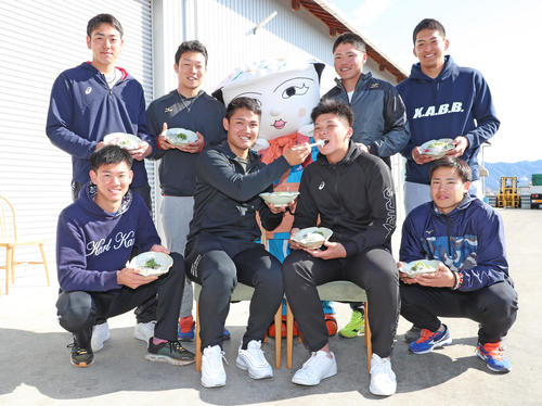 「安芸水産」でちりめん加工場見学を行いしらす丼を手に笑顔をみせる西純矢ら新人選手たち、前列左から及川雅貴、西純矢、井上広大、遠藤成、後列左から小川一平、藤田健斗、小野寺暖、奥山皓太（撮影・清水貴仁）