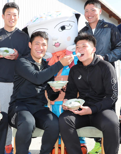 「安芸水産」でちりめん加工場見学を行い西純矢（前列左）がしらす丼が井上広大にしらす丼を食べさせてあげる（撮影・清水貴仁）