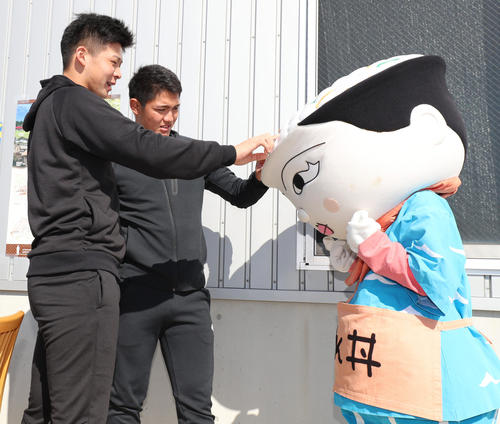 「安芸水産」でちりめん加工場見学でちりめんドンちゃんに興味を示す井上広大（左）と西純矢（撮影・清水貴仁）