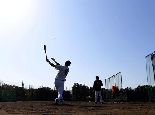 2軍で調整する巨人坂本勇人。春季キャンプ第2クール初日、晴天の空に向かってロングティーを繰り返す。2000本安打まで116本、東京五輪メダル獲得と周囲の期待は多いにふくらむ（撮影・たえ見朱実）
