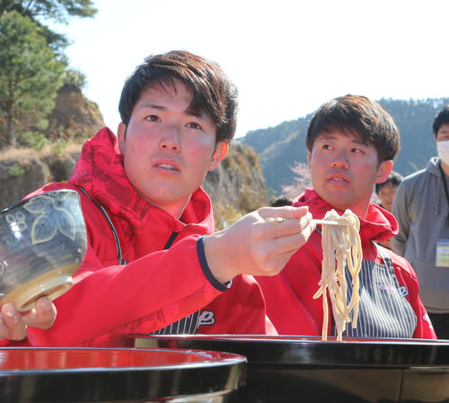 蕎麦を試食する森下（撮影・梅根麻紀）