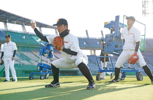早朝練習で送球動作を確認する巨人平間（左）と若林（撮影・加藤諒）