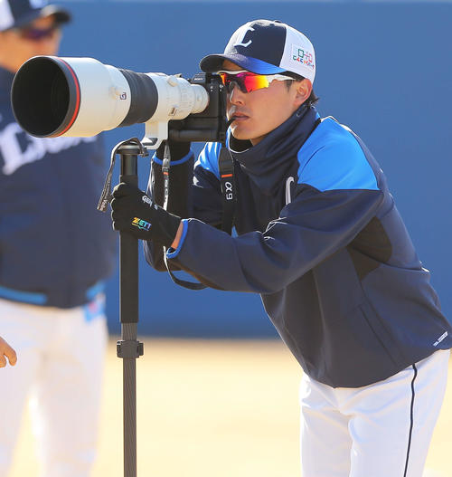 カメラのファインダーをのぞく西武源田（撮影・河田真司）
