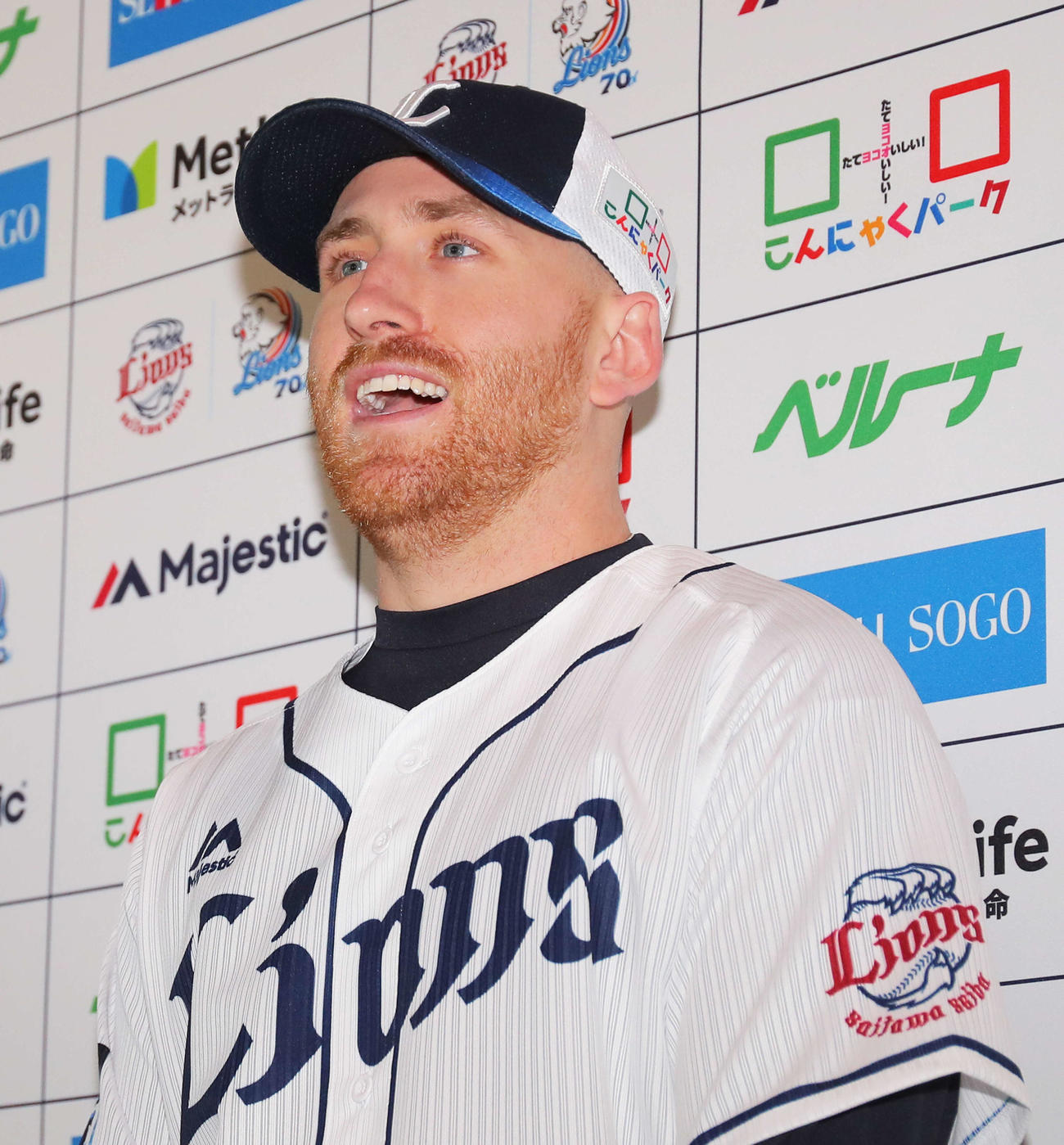 西武入団会見に臨むギャレット（撮影・河田真司）