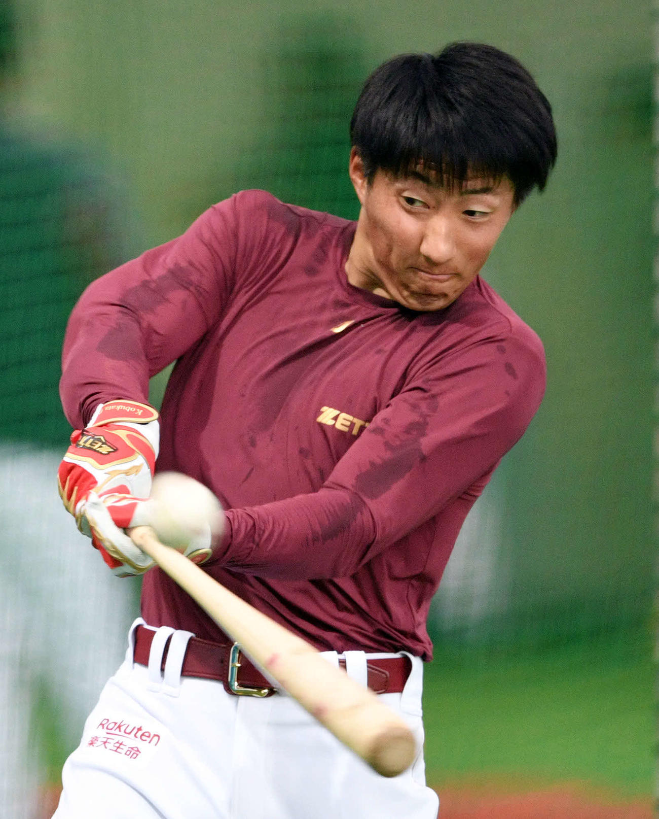 早出でマシン打撃する楽天小深田（撮影・滝沢徹郎）