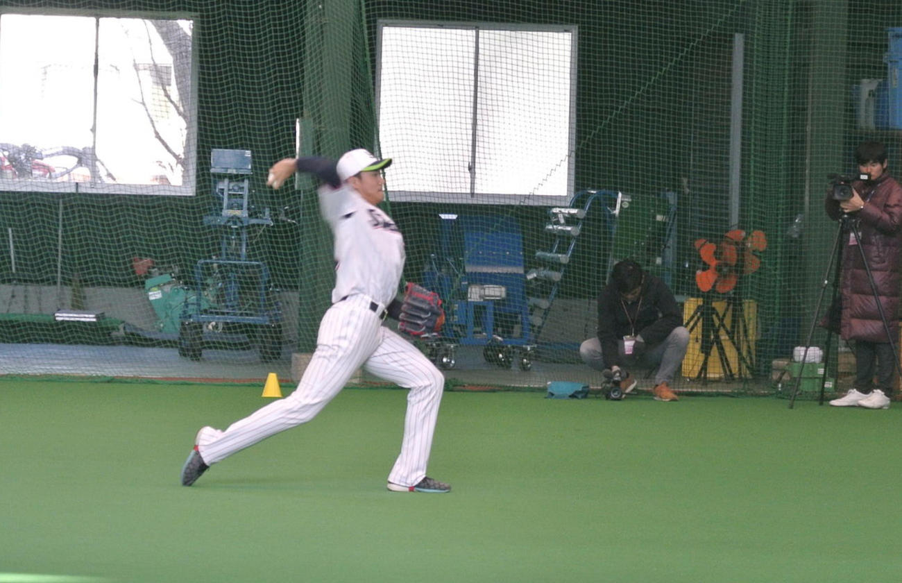 ヤクルト奥川恭伸投手は室内練習場でキャッチボールを再開し、報道陣の前で力強いボールを投げ込んだ（撮影・井上真）