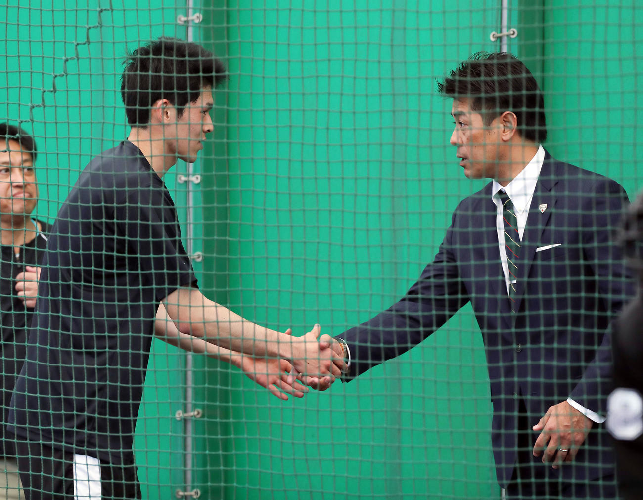 ブルペンを視察する侍ジャパン稲葉監督（右）のもとにかけ寄りあいさつするロッテ佐々木朗（撮影・垰建太）