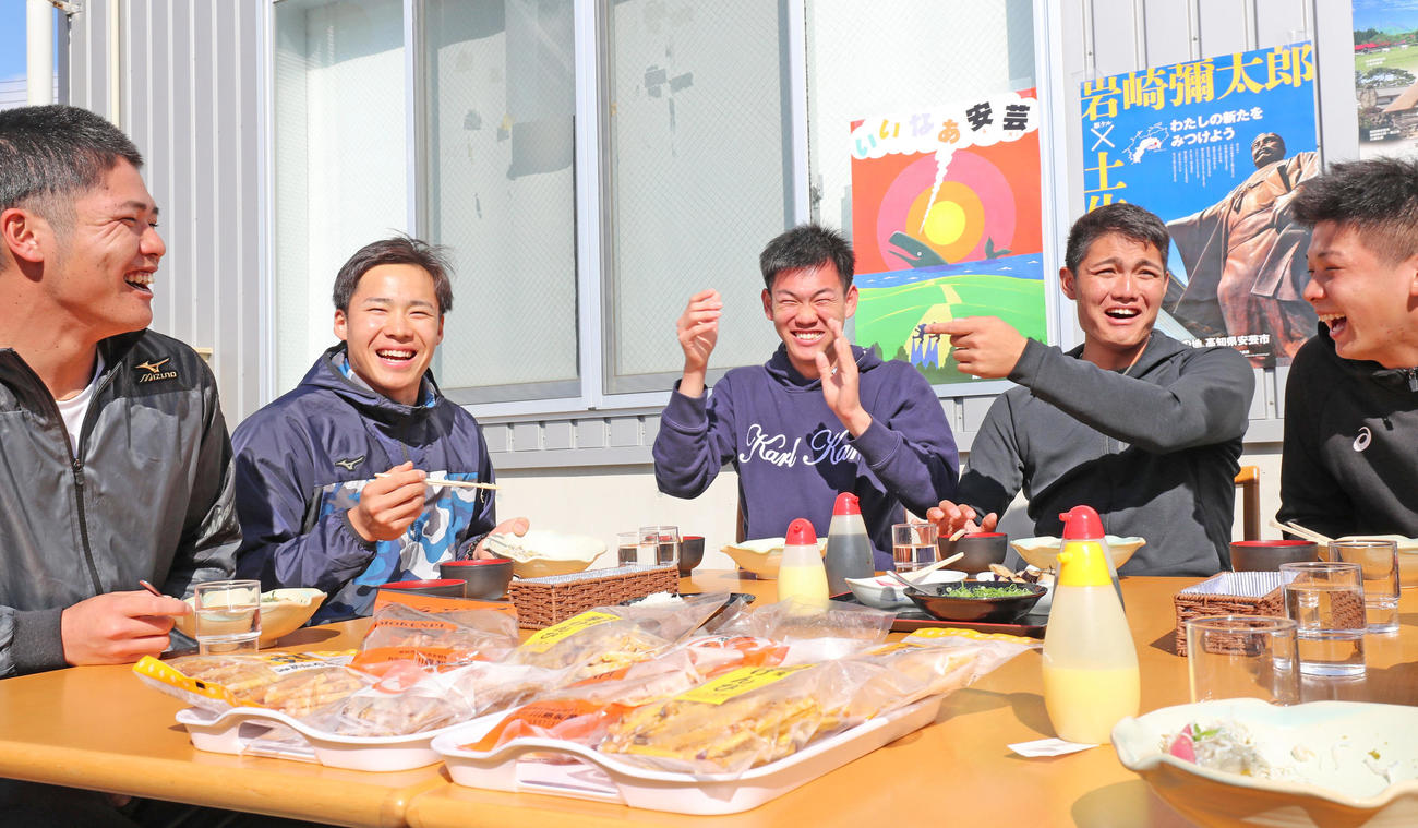 「安芸水産」でちりめん加工場見学を行いしらす丼の試食で談笑する阪神の新人選手たち、左から小野寺、遠藤、及川、西純、井上（撮影・清水貴仁）