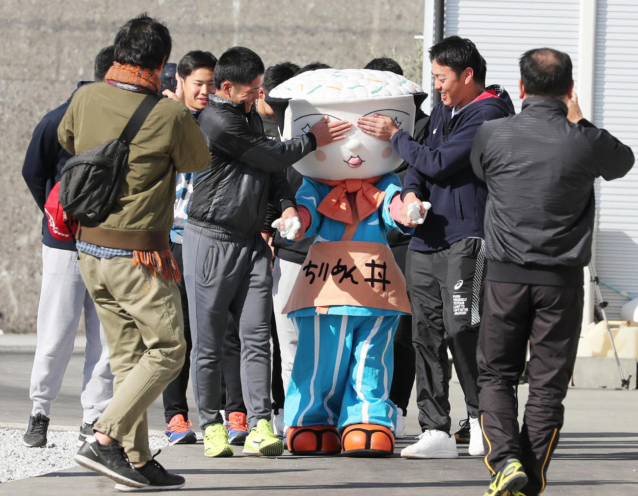 ちりめん加工場見学でちりめんドンちゃんにいたずらする阪神小野寺暖（左）と小川一平（撮影・清水貴仁）