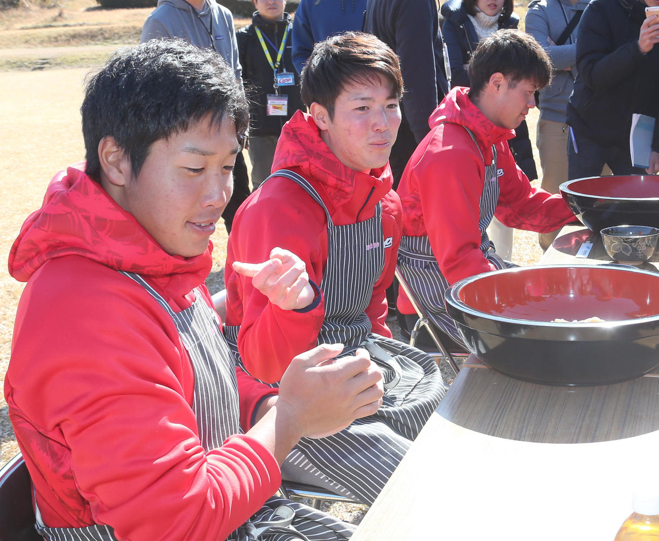 そばを試食した左から石原貴規、森下暢仁、宇草孔基（撮影・梅根麻紀