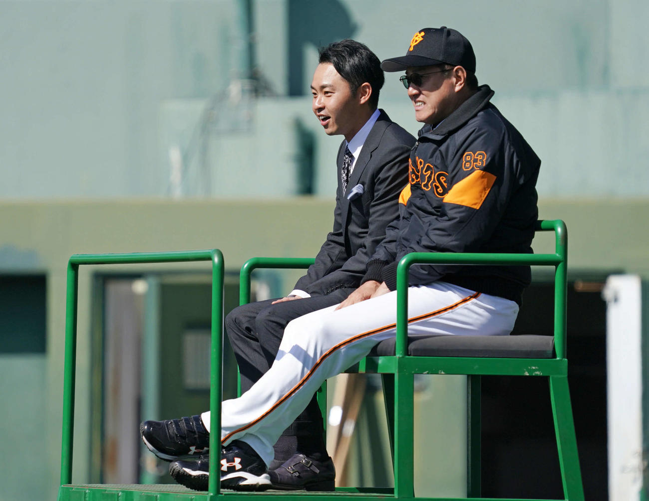 打撃練習する巨人ナインを見つめる原辰徳監督（右）と北島康介氏（撮影・加藤諒）