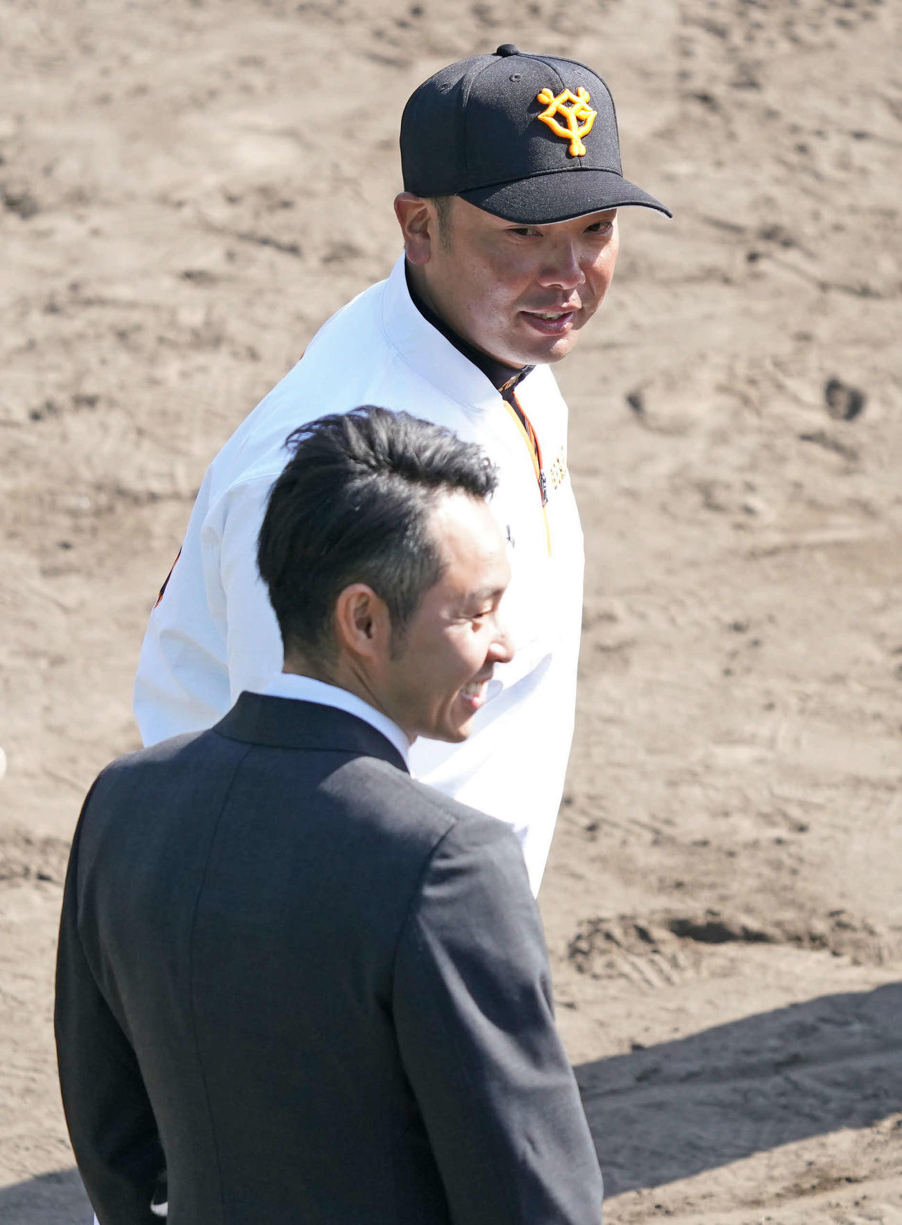 ひむかスタジアムを訪れ、巨人阿部慎之助2軍監督（上）と談笑する北島康介氏（撮影・加藤諒）