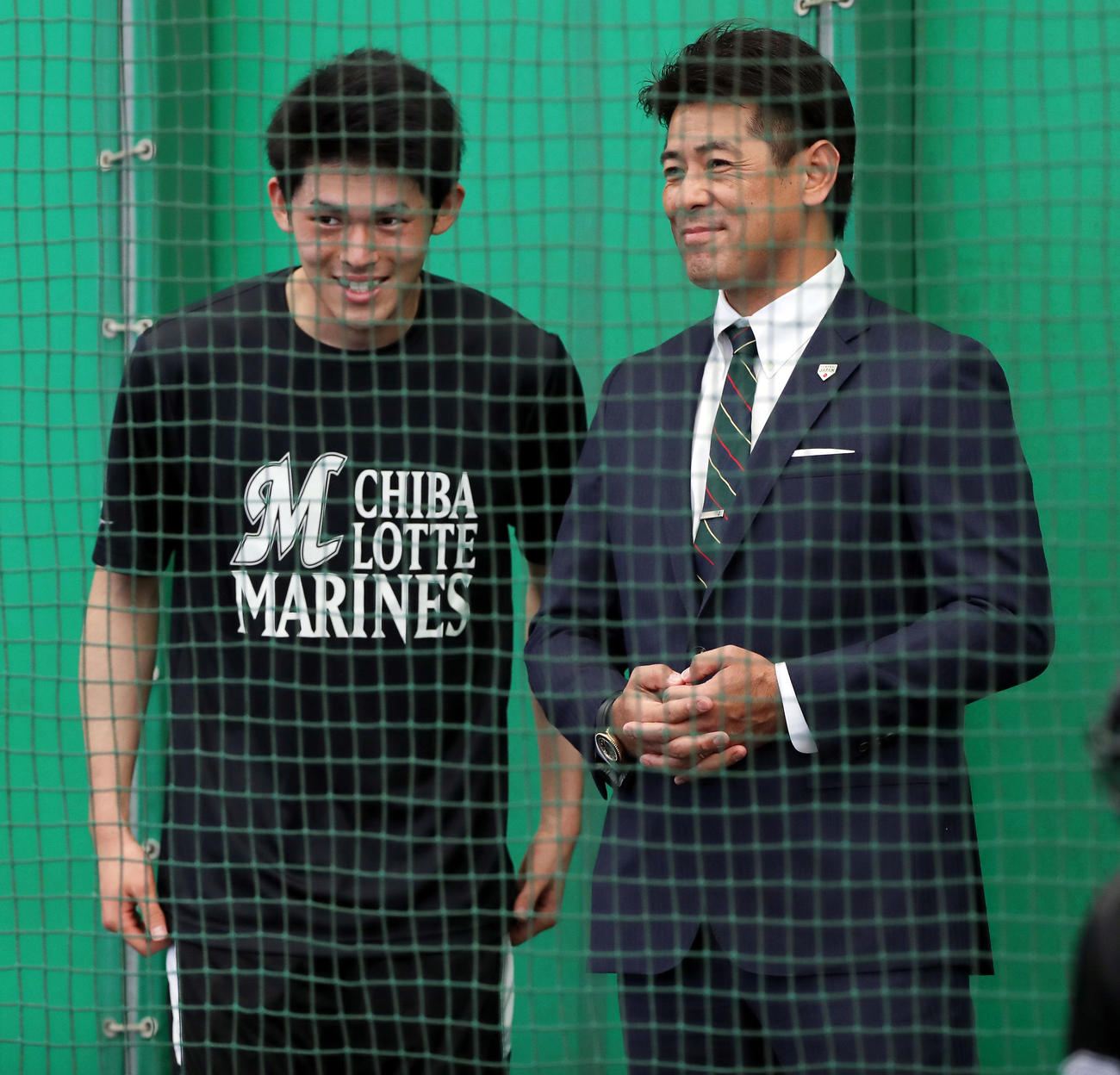 ブルペンを視察する侍ジャパン稲葉監督（右）にあいさつし、談笑するロッテ佐々木朗（撮影・垰建太）