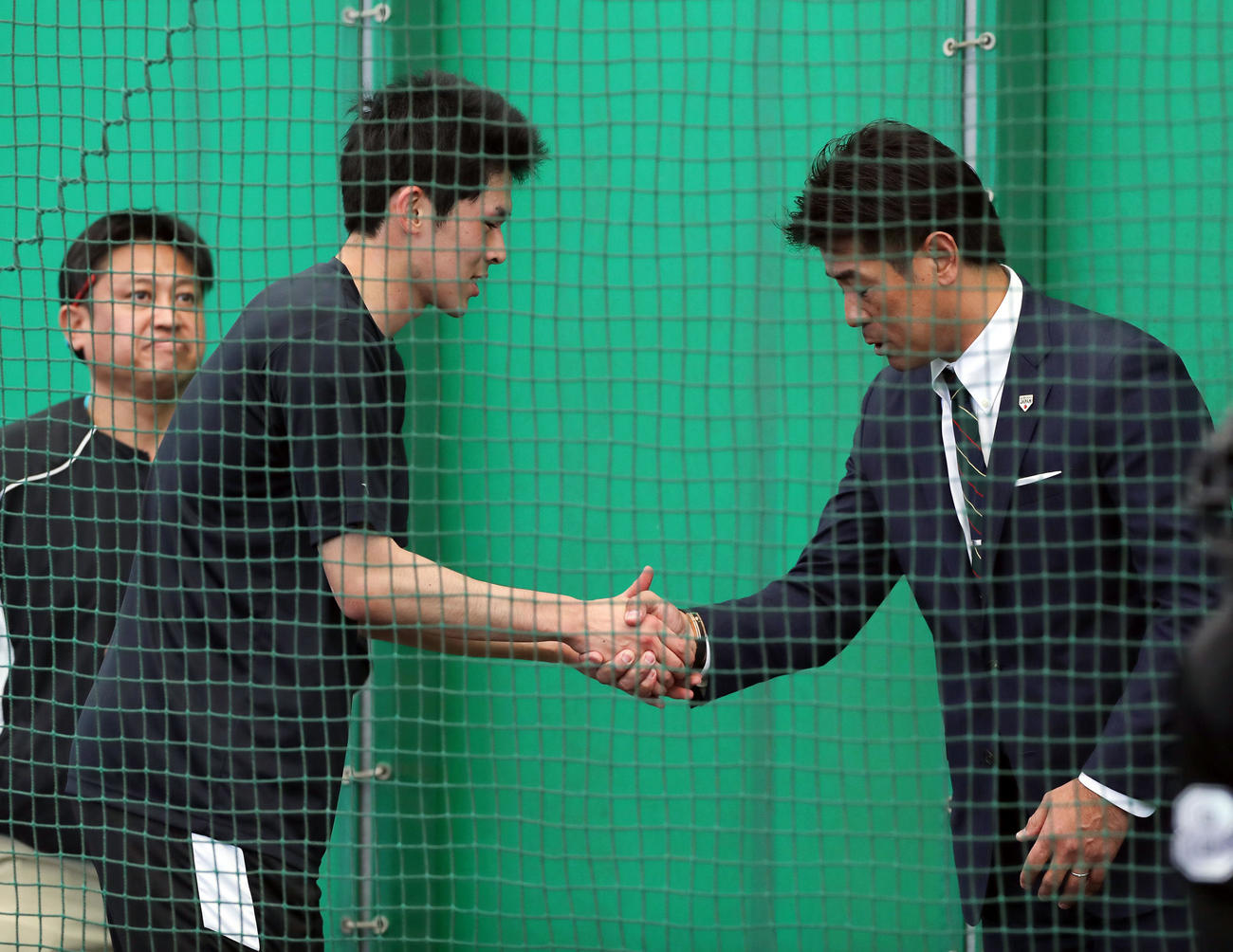 ブルペンを視察する侍ジャパン稲葉監督（右）のもとに駆け寄り、あいさつするロッテ佐々木朗（撮影・垰建太）