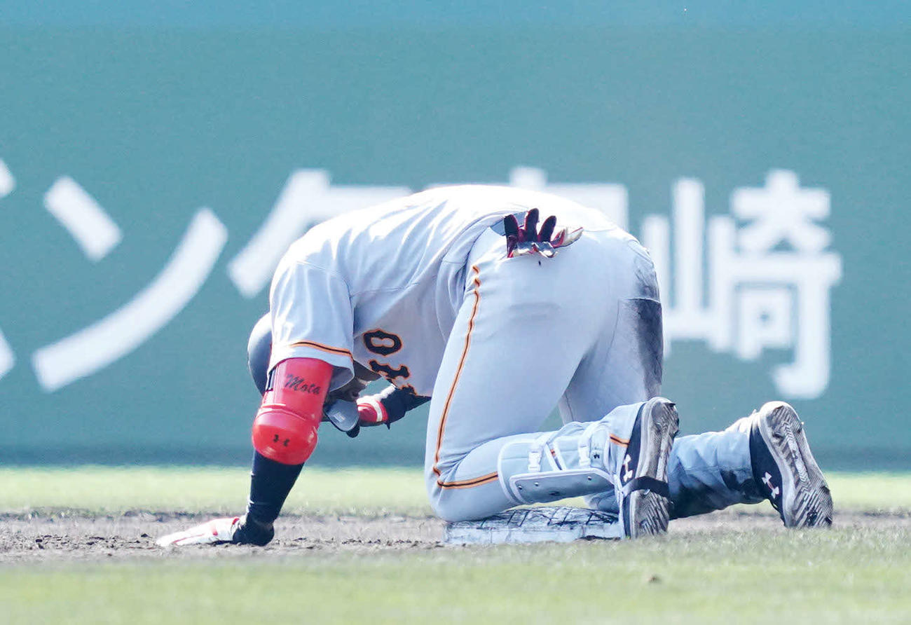 巨人宮崎キャンプ紅白戦　紅組対白組　3回表紅組1死一塁、モタは左超えの安打を放ち、二塁を狙うもタッチアウト。二塁上でグラウンドを叩いてくやしがる（撮影・加藤諒）