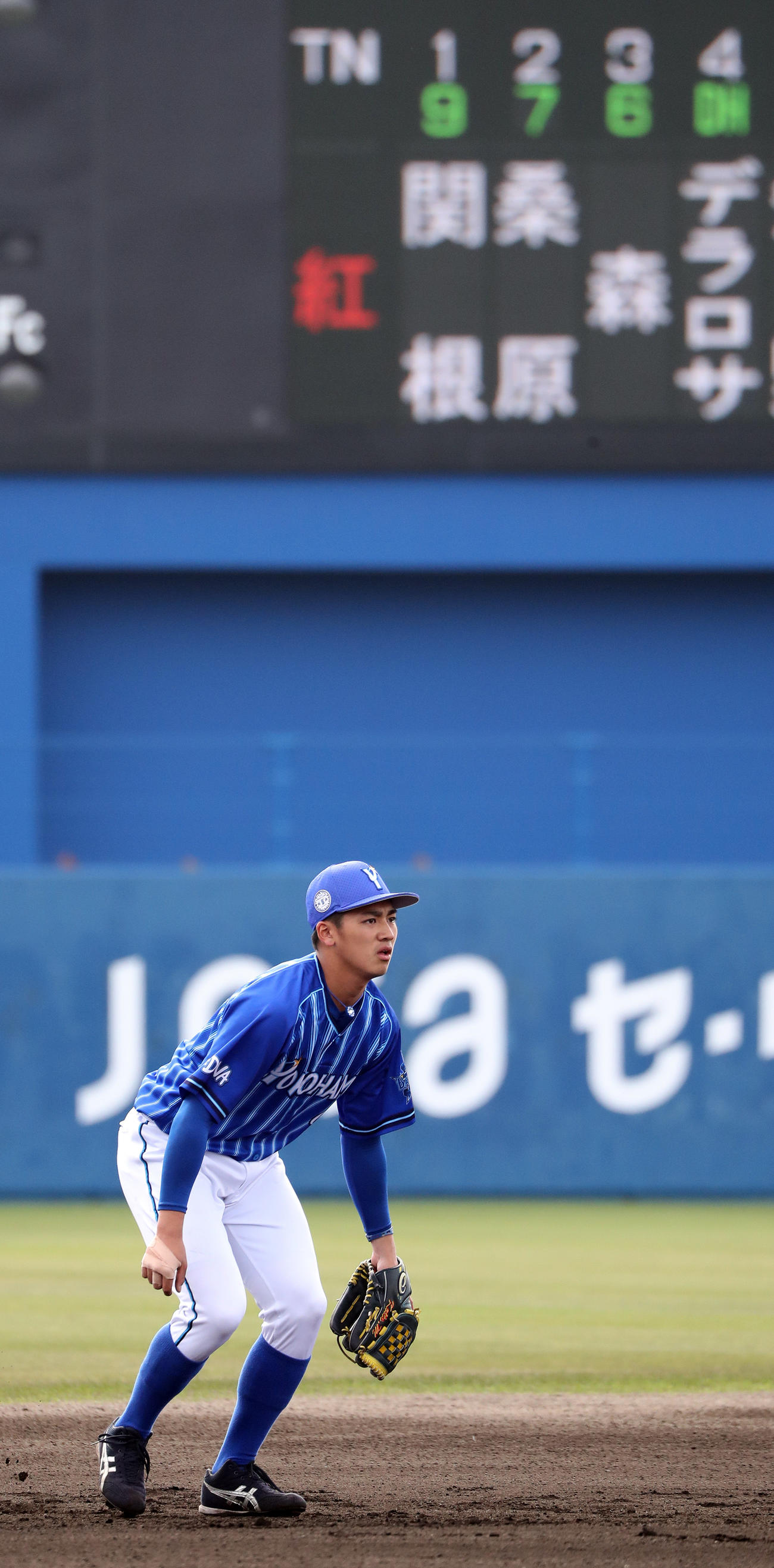 実戦初デビュー戦で初安打を放ったDeNA森敬斗。初スイングで安打し、未来のヒットメーカーを予感させた。この日は代打でたまたま3番となったが、数年後に“3番ショート森”が定着しているかもしれない（撮影・大野祥一）