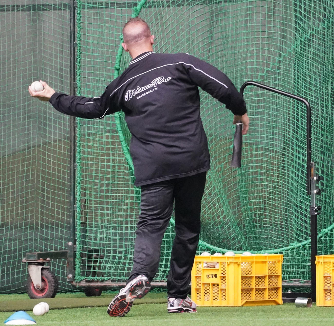 ネットスローするウィリアムス駐在米スカウト（撮影・上山淳一）