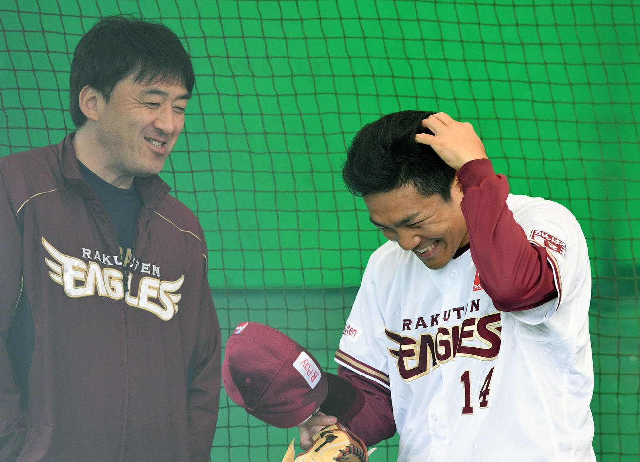 ブルペンでの投球を終えた楽天則本昂（右）は石井GMと笑顔で話す（撮影・滝沢徹郎）