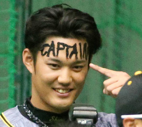 1日キャプテンの藤浪は額に「CAPTAIN」とテープを張って披露する（撮影・上山淳一）