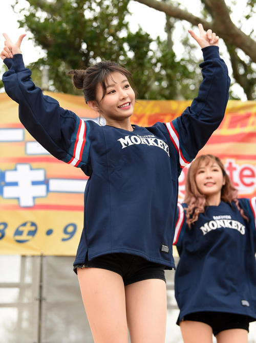 練習試合　ロッテ対楽天モンキーズ　ポーズを決める楽天ガールズ（撮影・横山健太）