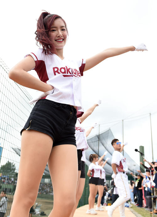 練習試合　ロッテ対楽天モンキーズ　キレキレなダンスで試合を盛り上げる楽天ガールズ（撮影・横山健太）