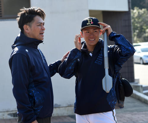 タレントの岡田圭右（左）から激励を受けるオリックス山本由伸（撮影・前岡正明）