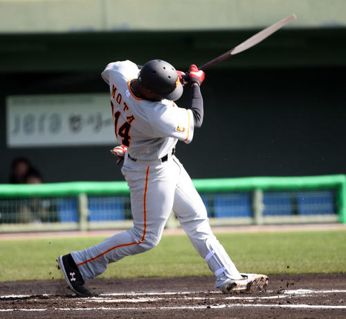 紅白戦　1回表紅組2死、左前に安打を放つモタ（撮影・たえ見朱実）