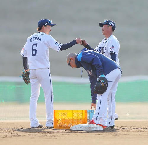 1人10球ノーミスで球をキャッチする特守で西武源田（左）と森越コンビは互いに声を出し合い成し遂げ、笑顔でこぶしを合わせた（撮影・河田真司）