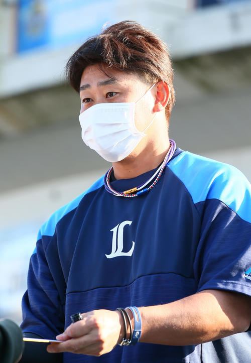 マスク姿でサインをする西武松坂（撮影・足立雅史）