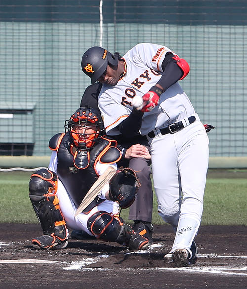 バットを折りながらも左前の打球を飛ばした巨人モタ。育成選手ですが、このパワーはチームの戦力になりそうです。（撮影・河野匠）