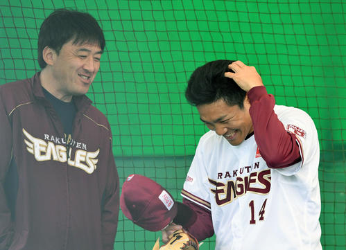 ブルペンでの投球を終えた楽天則本昂（右）は石井GMと笑顔で話す（撮影・滝沢徹郎）