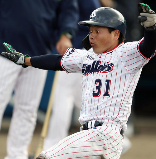 実戦形式の練習で本塁に目をかっぴらき滑り込む山崎晃大朗。普段はムードメーカーとして場を和らげる存在だが、バレンティンがいなくなった外野枠を狙おうと鋭い意思を感じた（撮影・狩俣裕三）