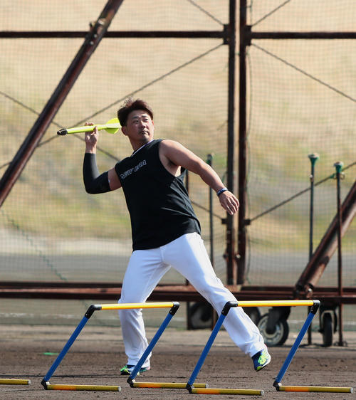 西武松坂投手の練習中の一コマ。五輪イヤーの今年やり投げにも挑戦か？…遠くにうまく飛ばすにはなかなかコツが必要なようです（撮影・足立雅史）