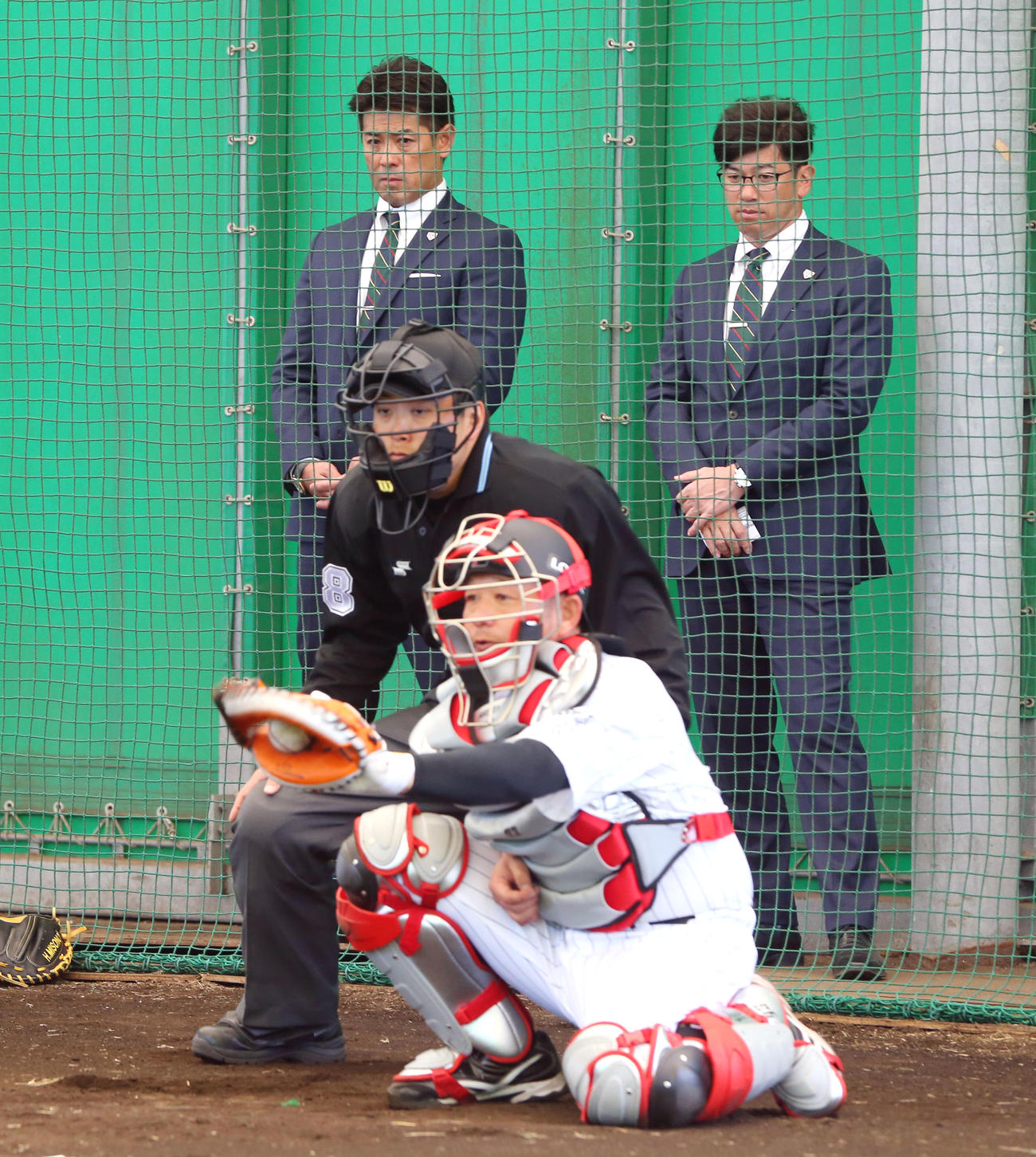 ブルペンでロッテ種市の投球をじっくりと見つめる侍ジャパン稲葉監督（後方左）と建山投手コーチ（撮影・垰建太）