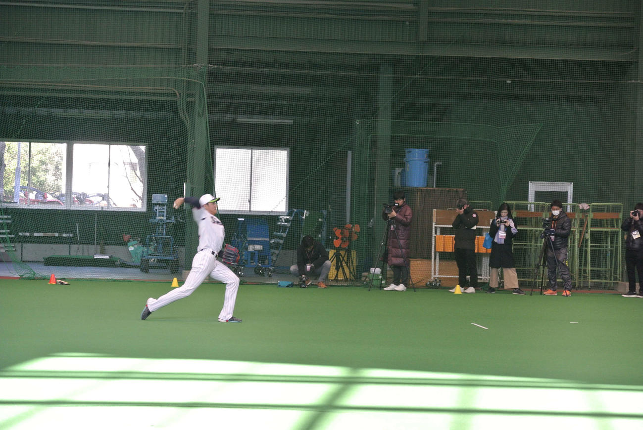 室内練習場でキャッチボールを再開したヤクルト奥川（撮影・井上真）