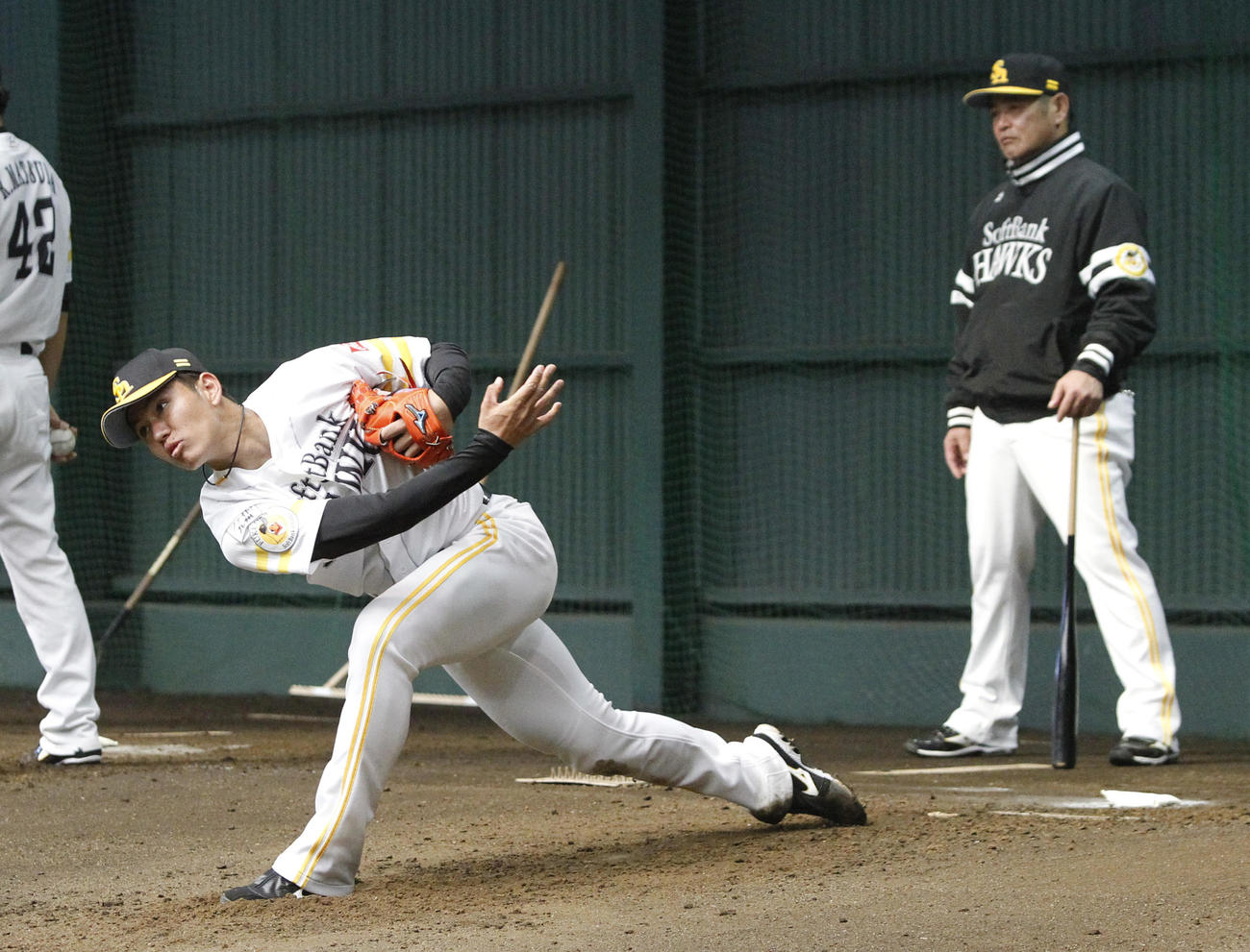 工藤公康監督が見守るブルペンで投げ込む高橋礼　（撮影・菊川光一）