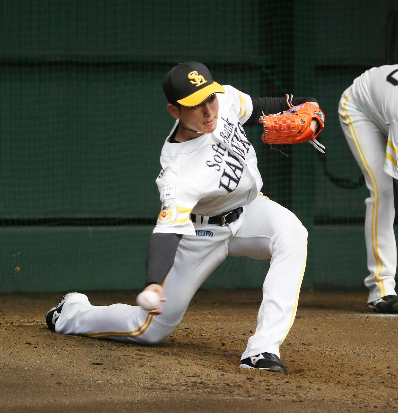 ブルペンで投げ込む高橋礼（撮影・菊川光一）