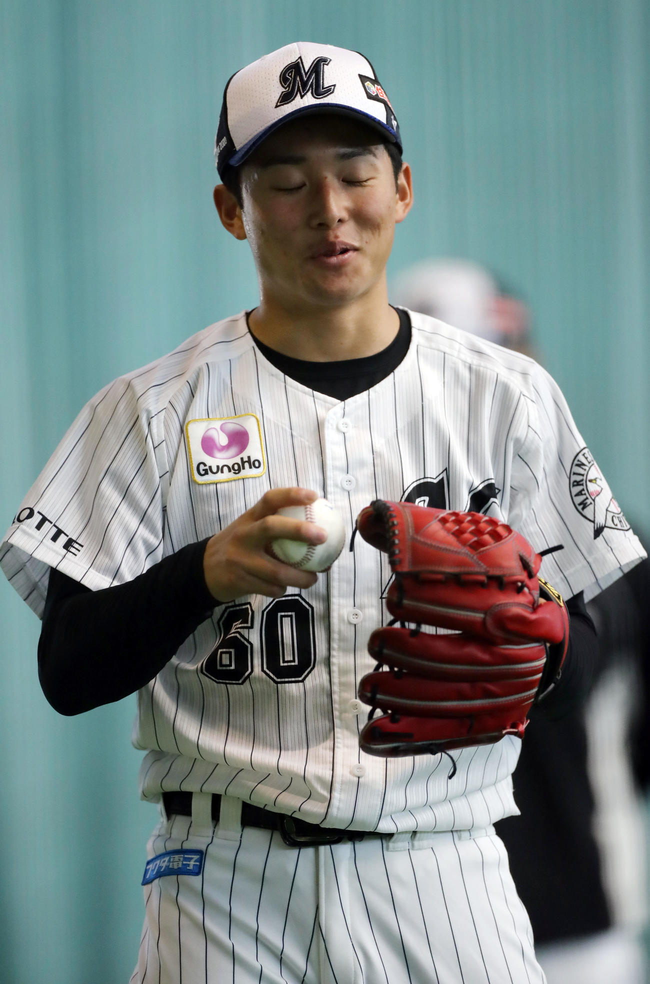 室内練習場でマウンドの距離からロッテ佐々木朗の投球を受ける横山は思わず苦笑い（撮影・垰建太）
