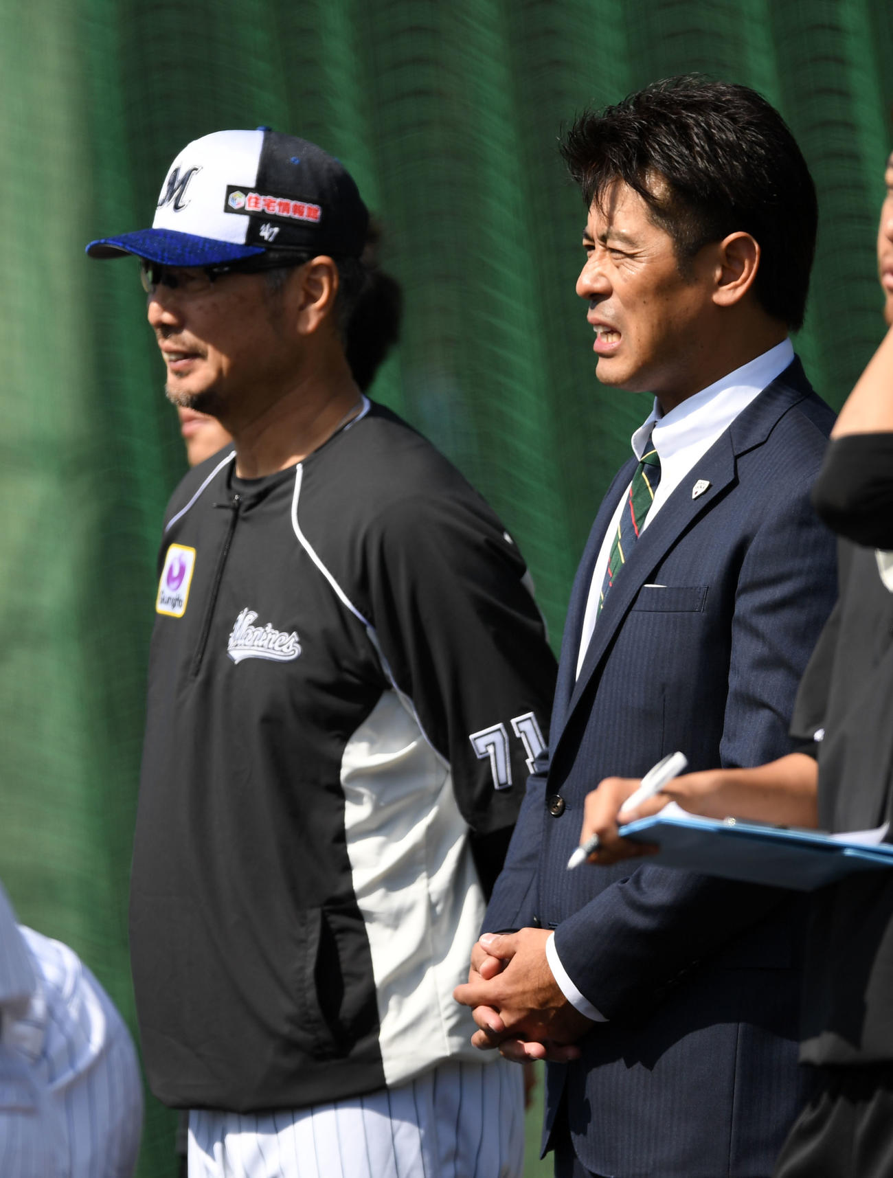 ロッテ吉井コーチ（左）と会話を交わす稲葉監督（撮影・横山健太）
