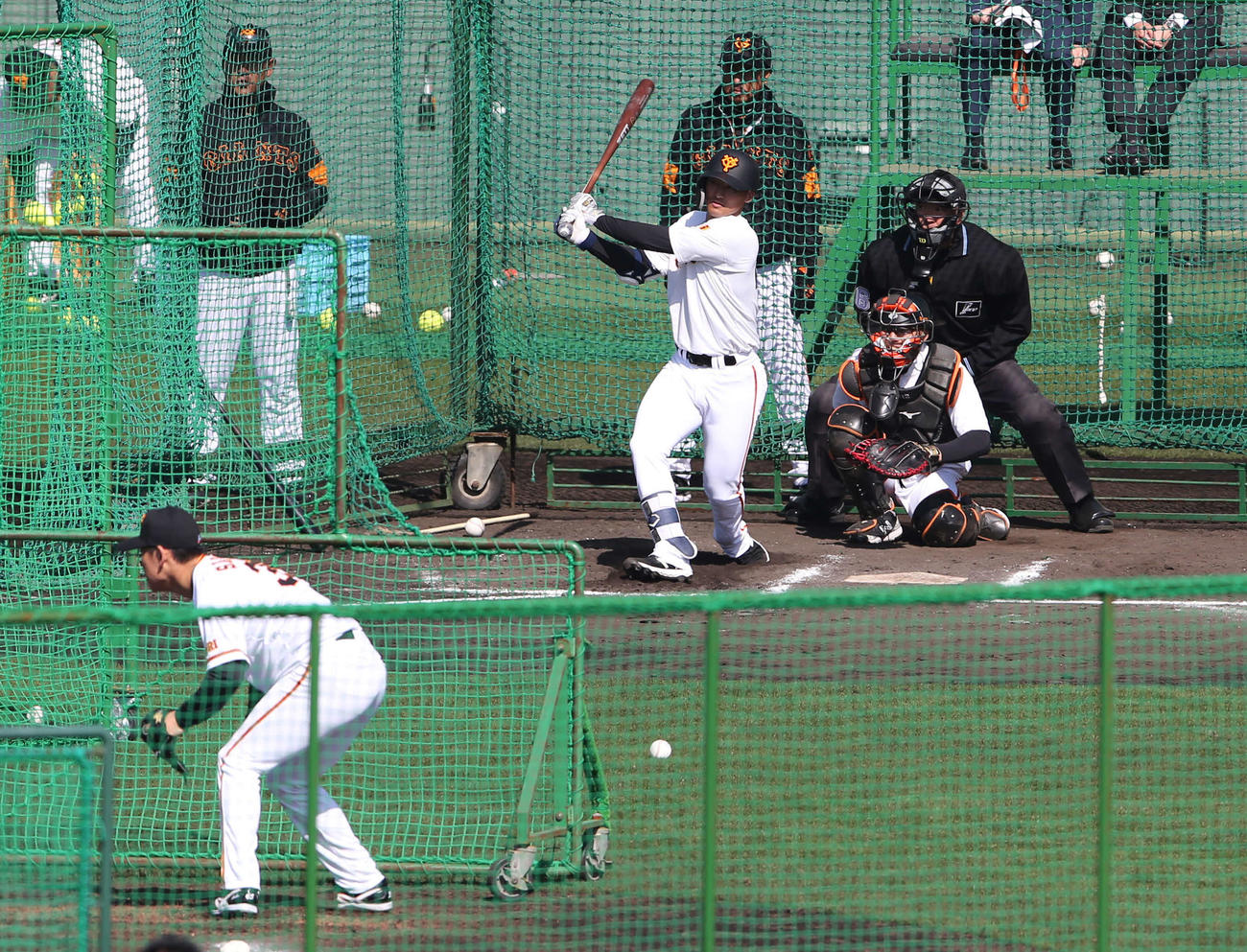 フリーバッティングで巨人吉川尚のバットに亀裂を入れる力投を見せた桜井（撮影・河野匠）