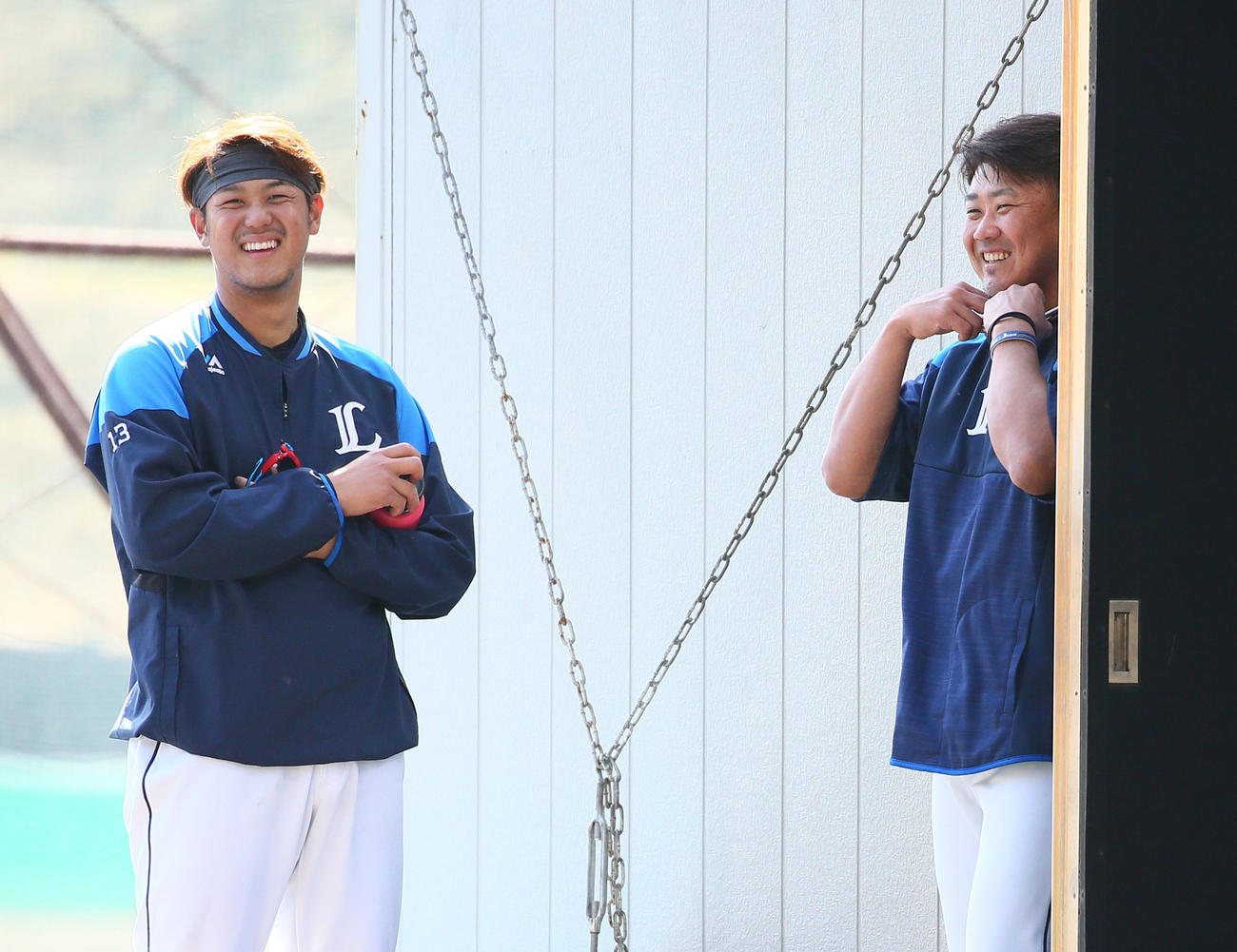 ブルペン脇で笑顔を見せる西武の松坂（右）と高橋光（撮影・足立雅史）