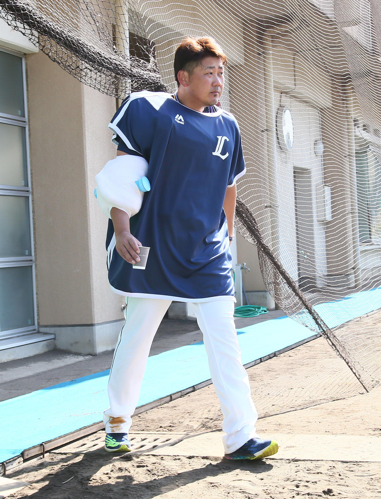 ブルペンでの投球を終え、アイシングをしたまま移動する西武松坂（撮影・足立雅史）