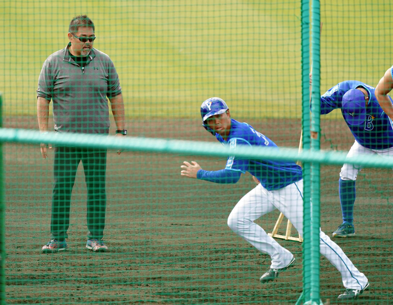 野手に走り方を指導する朝倉氏（左）（撮影・大野祥一）