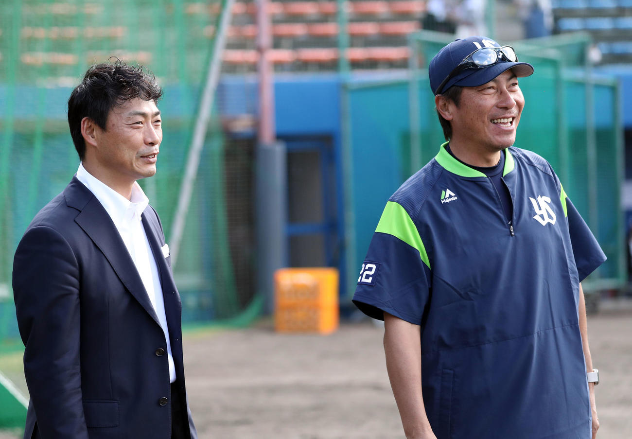 高津監督（右）と談笑する桧山（撮影・狩俣裕三）