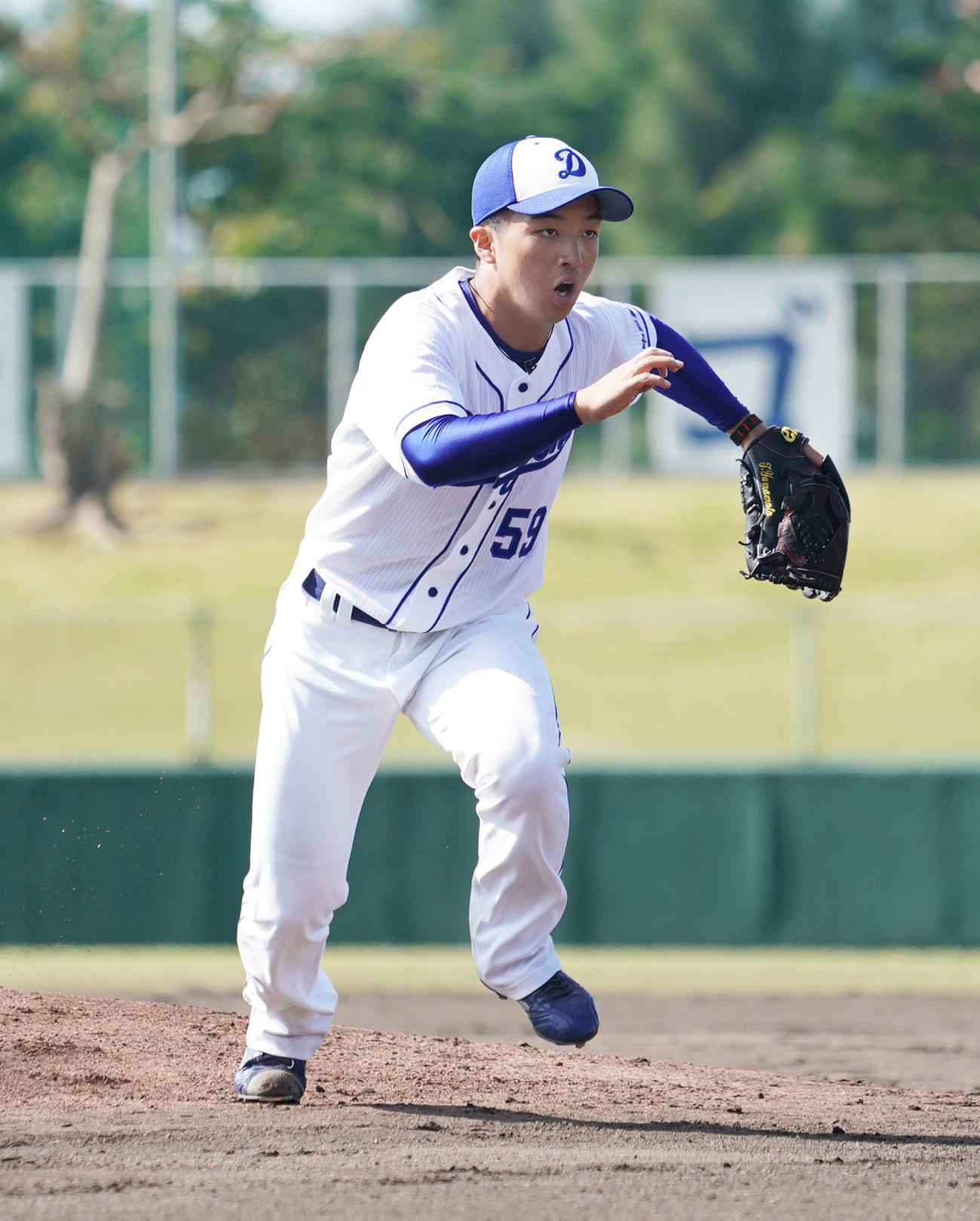 投内連携で軽快な動きを見せる山本（撮影・森本幸一）