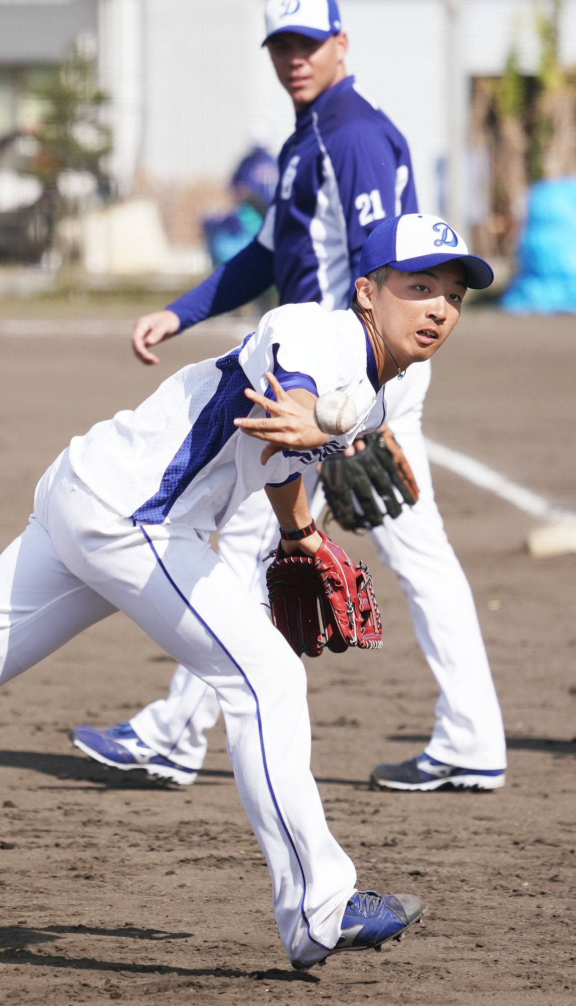 中日ドラゴンズ春季沖縄キャンプ　ノックで軽快な動きを見せる山本拓実（撮影・森本幸一）